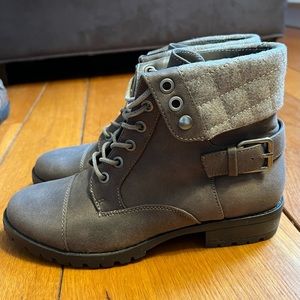 Mix No 6 boots; size 7